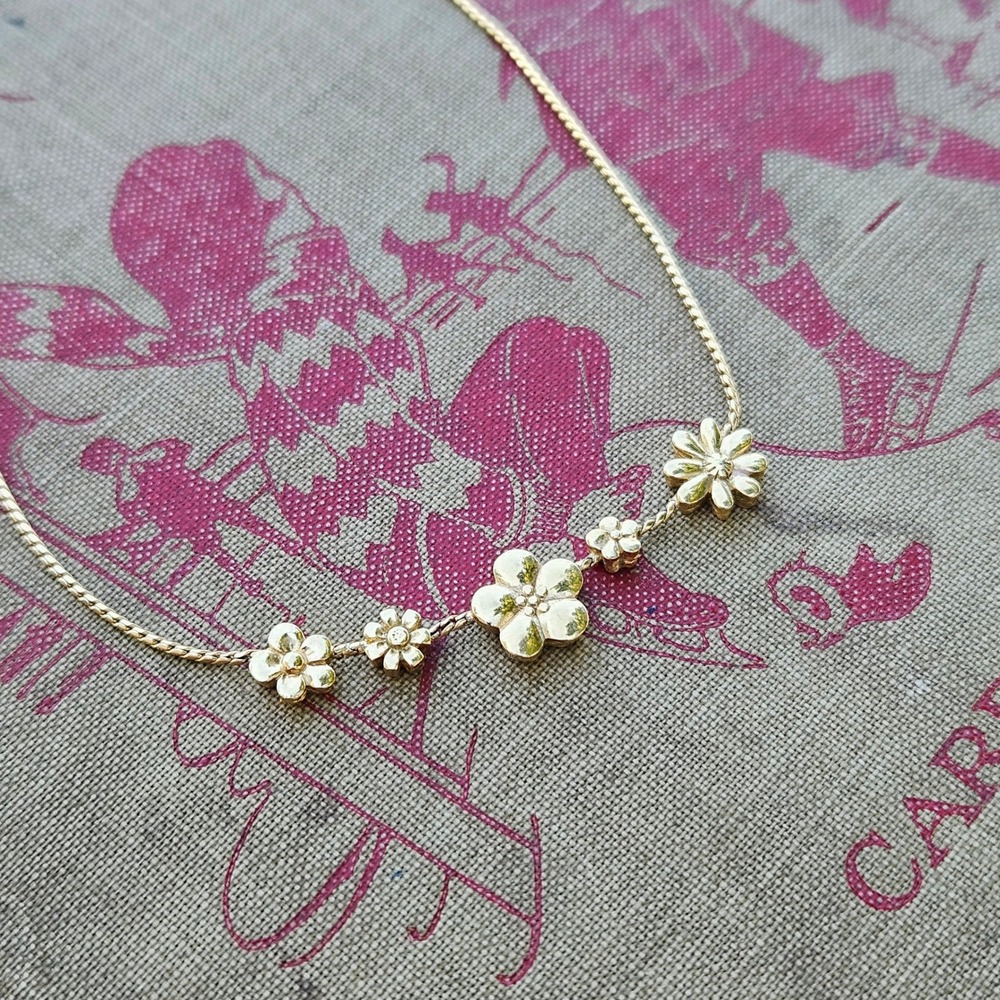 Vintage Trifari Gold Tone Graduated Flower Charm Necklace Floral Dainty Daisy